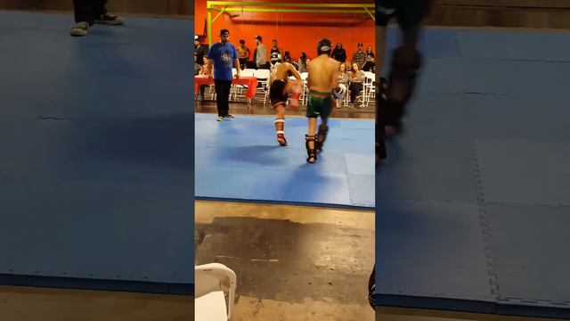 Erik Mendoza's first fight! смотреть онлайн