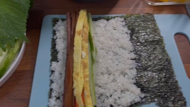 Готовим кимпаб по корейскому рецепту / 김밥을 같이 만들어 볼까요~? смотреть онлайн