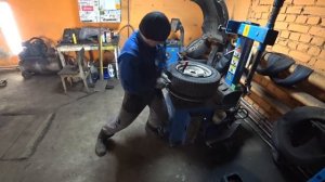 Как и чем лучше проколоть (порезать) автомобильное колесо