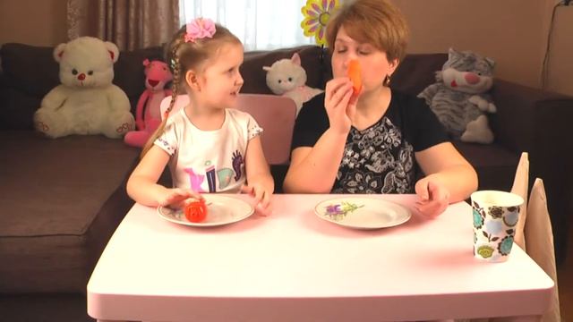 СКВИШИ против РЕАЛЬНОЙ ЕДЫ ЧЕЛЛЕНДЖ Kids Show Лапотуша смотреть онлайн