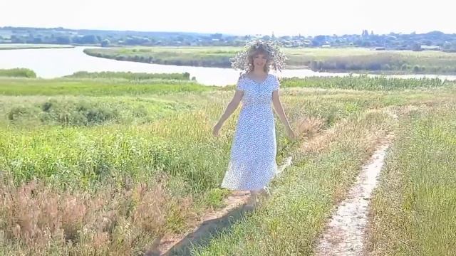 ЖИВУ В РОССИИ! Автор песни Влада Вершинина. На видео исполнительница песни - Элен Маржук. ДНЮ РО смотреть онлайн