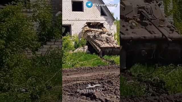 Боевики ВСУ прячут бронетехнику в домах мирных жителей, проламывая стены NE.САХАР (https://t.me/+v- смотреть онлайн