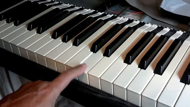 Squeaking key on a Fatar key bed used in a Kurzweil synthesizer смотреть онлайн