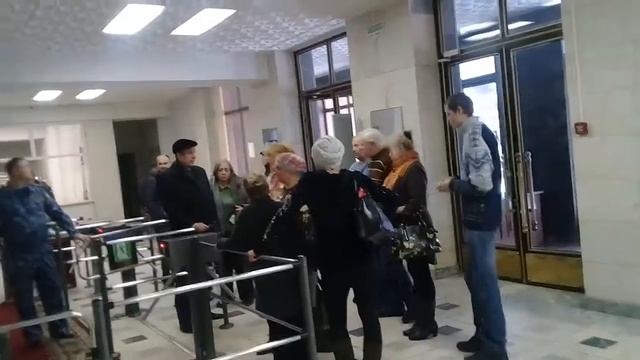 В БРЯНСКЕ РАБОТНИКИ ОБОРОННОГО ЗАВОДА ТРЕБУЮТ ВЕРНУТЬ ИМ ГОДОВУЮ ЗАРПЛАТУ! смотреть онлайн