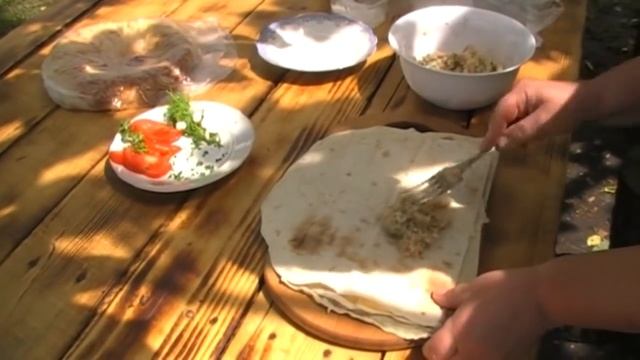 Как приготовить лаваш с фаршем на гриле. | How to cook meat with pita bread on the grill. смотреть онлайн