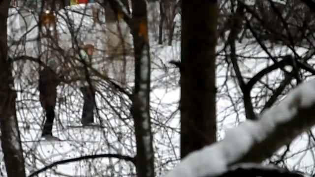 Вологда  дети съезжают к не замерзшей реке