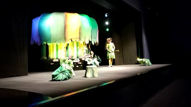 Алиса первый раз в детском театре "Теремок" Сказка "Гусенок" смотреть онлайн