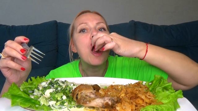 МУКБАНГ КАПУСТА ТУШЕНАЯ С КУРО НОГОЙ, САЛАТ С КАЛЬМАРАМИ/Mukbang еда на камеру/Русский мукбанг смотреть онлайн