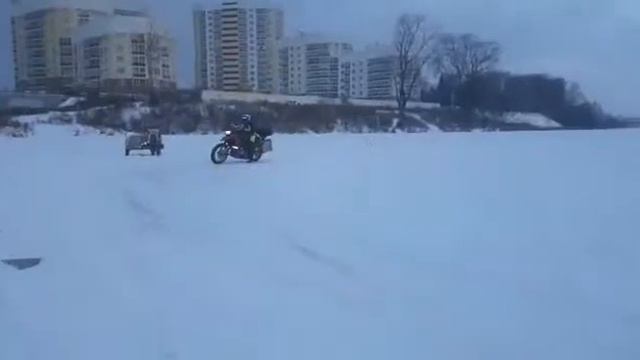 Мотоцикл с автомобильными шипами на льду смотреть онлайн