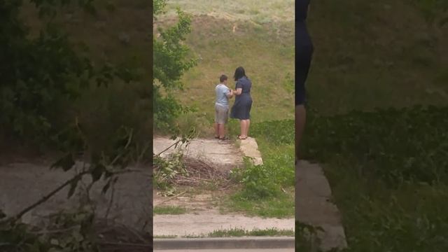 Волгоград, спартановка(мама или нет учит ребенка петарды взрывать ?