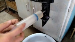 Мотор лодочный Suzuki DF2.5S промывка редуктора бензином