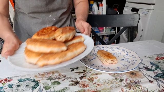 Шале и розы в горах Италии. Пирожки со сливами на кефире и пирожки с картошкой, тоненькие.