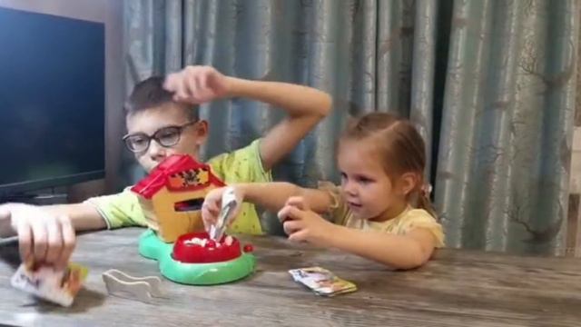 Ульяна и Егор играют в настольную игру берегись Бакстера смотреть онлайн