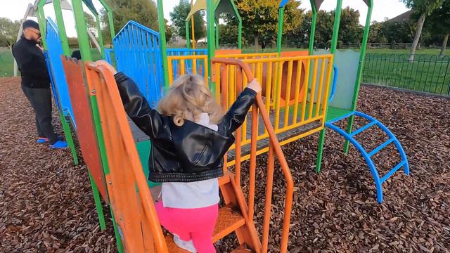 Toddler in the Park - Поход в парк с ребенком - Вики 2 года 2 месяца смотреть онлайн