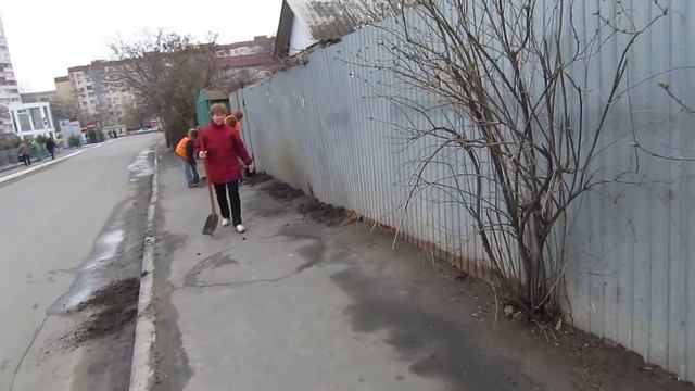 Как дворники убирали дорогу , всё кидая под забор! смотреть онлайн