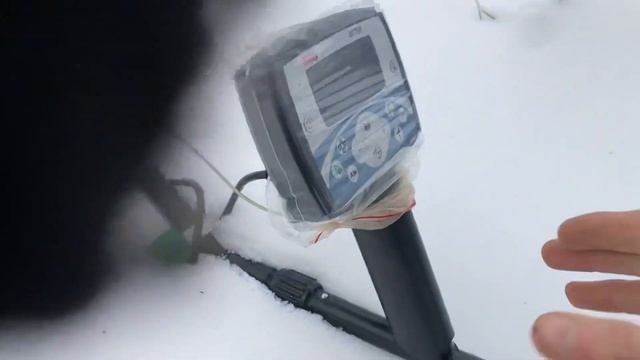 Продолжаем копать металл не смотря на снег смотреть онлайн