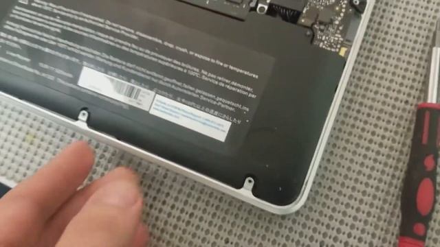 MacBook Pro Swollen Battery - Pushing up on Touchpad - 11-1-2017 смотреть онлайн