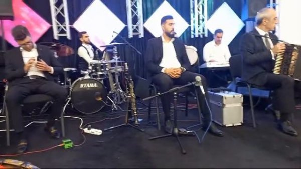 Шамси Агамалиев - неповторимый гармонист старой школы исполняет роскошное танцевальное попурри.