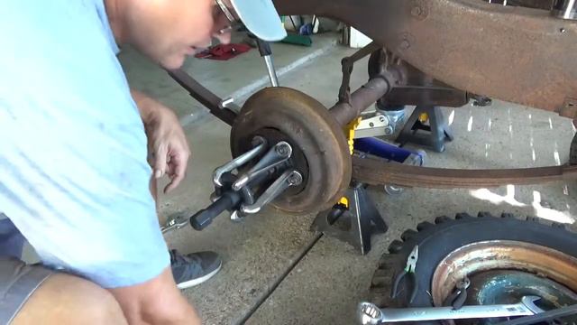 1949 Studebaker 2R5 Truck Rear Brake Drum Hub Assembly Removal смотреть онлайн
