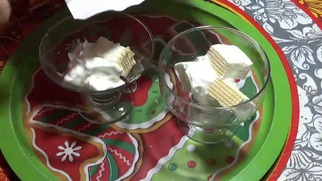 Холодный десерт из мороженого, киви, банана, мандарин смотреть онлайн