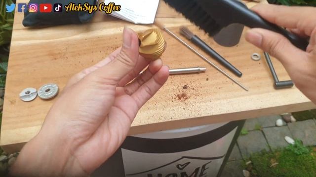 Grinder Timemore Chestnut Slim C2 Titanium Burr Maintenance, Pembersihan & Bongkar Pasang смотреть онлайн