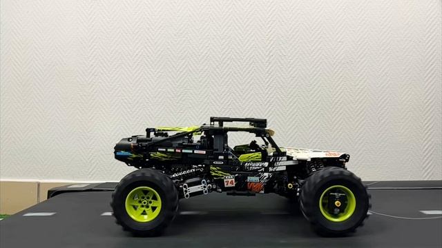 Лего машинки...Автомобиль Lego перепрыгивает через маленькие машинки смотреть онлайн