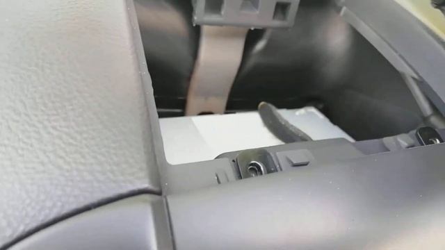 Hyundai Santa Fe 2007 - 2012 Factory Radio Removal & Part Numbers For Upgrade.