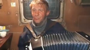 мужик классно играет на баяне и поёт песни