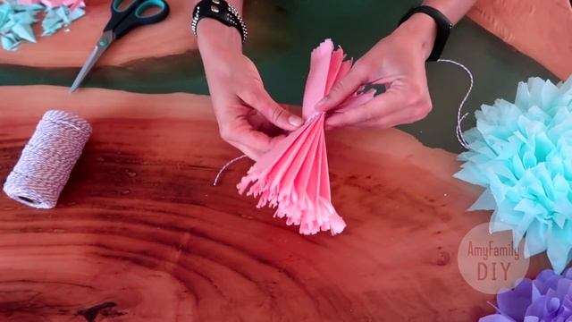 Цветы из тонкой бумаги или салфеток. Очень просто!! как сделать Цветы пом поны своими руками. смотреть онлайн