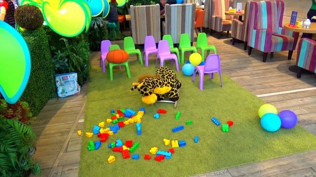 VLOG: КАФЕ МОНСТРОВ. ЗЕЛЕНЫЕ ПЕЛЬМЕНИ. ПАРОВОЗИК. ЕДИМ НАНО МОРОЖЕНОЕ. 4 -х ЭТАЖНЫЙ АКВАРИУМ смотреть онлайн