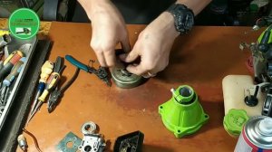 Как самому поменять подшипник на редукторе бензокосы.