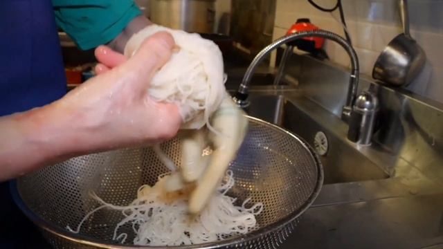 Корейская УЛИЧНАЯ Еда - Top БЛЮД: Уникальное Корейское БАРБЕКЮ из Говяжьих РЕБРЫШЕК, Холодная ЛАПША смотреть онлайн