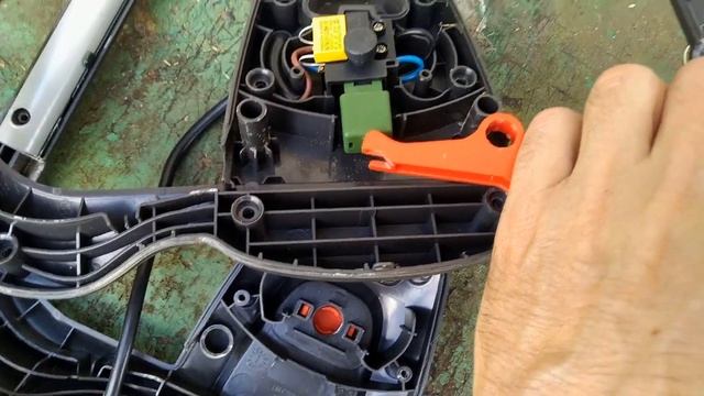 Электрическая газонокосилка Gardena PowerMax 1200/32, ремонт кнопки смотреть онлайн
