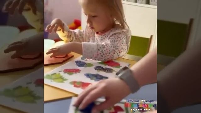 РАЗВИВАШКИ от 1 до 4 лет. Учим ягоды в игровой форме в детском саду "Москвичата" смотреть онлайн