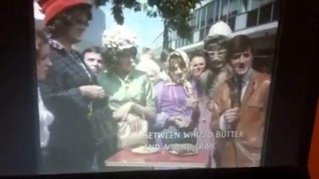 Whizzo butter Monty Python смотреть онлайн