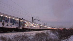 Паровоз П36-0147 и тепловоз 3М62У-0064 с поездом Деда Мороза