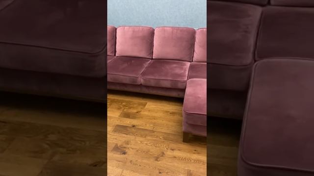 Скандинавский угловой диван и робот-пылесос смотреть онлайн