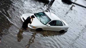 Дороги превратились в реки, машины ушли под воду. Мощный потоп в Новокузнецке