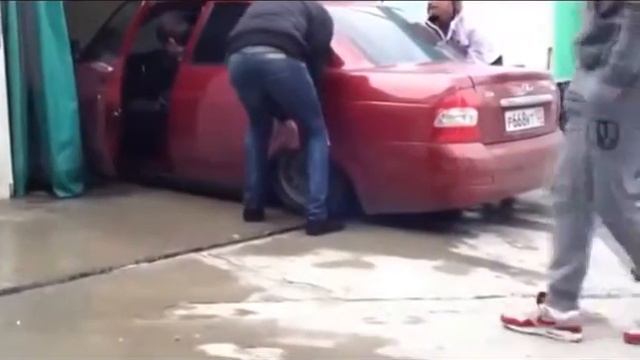 Автоприколы. Ну и куда ты лезешь с такой посадкой??? смотреть онлайн