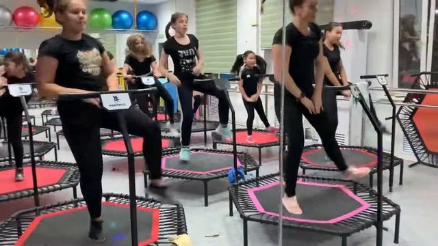 Фитнес на батутах для детей. смотреть онлайн