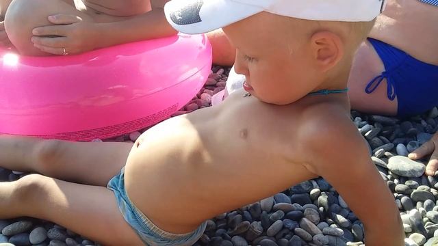 Мальчик надувает живот! смотреть онлайн