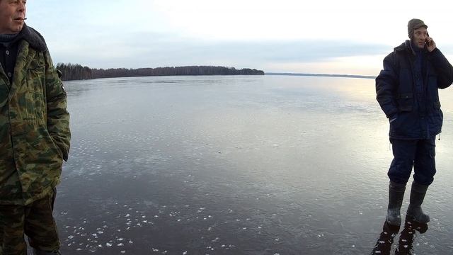 СНЯЛИ БРАКОНЬЕРСКУЮ СЕТЬ на "Деревяшке". Самый ПЕРВЫЙ ЛЕД на ГОРЕ-МОРЕ! Рыбалка на р. Моча! смотреть онлайн