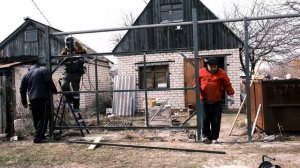 Забор из профлиста с откатными подвесными воротами