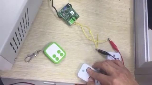 GENIUS пульт брелок от ворот и шлагбаумов инструкция программирования" смотреть онлайн