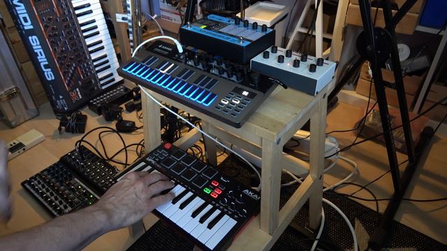 Akai MPK mini play song Quartet with Donner Syn Bass, MAM MB33 and AdrenaLinn III 20.8.2023 смотреть онлайн