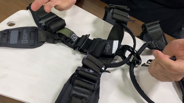 Страховочная привязь SingingRock Tactic Master, видео обзор от магазина GURU