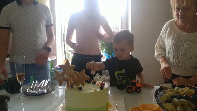 Автомойщик в 4 года! День рождения внука Сашеньки! смотреть онлайн