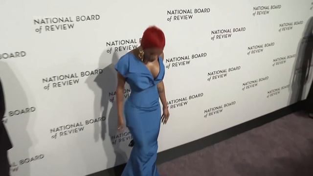 Anne Hathaway, Lily Gladstone, Jessica Chastain glam up for NBR gala смотреть онлайн