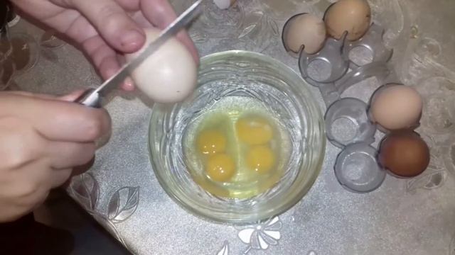 Яйца с двумя желтками от курицы кросс Доминант / Какие куры несут яйца с двумя желтками смотреть онлайн