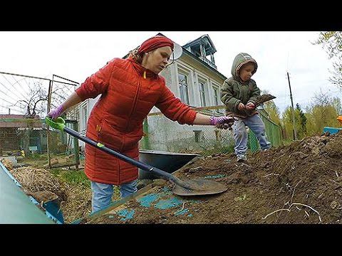 Грациозное изящество женщины с лопатой.